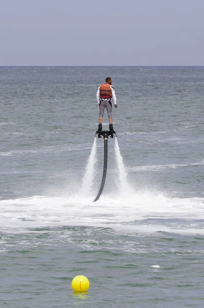 Illustratives Redaktionsbild. ein Fliegenbrettfahrer auf See — Stockfoto