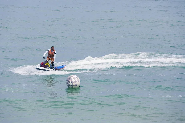 Imagem editorial documental. Competidores atleta extrema em barco de jet ski — Fotografia de Stock