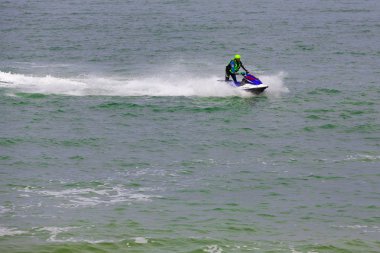 Belgesel yayın görüntü. Aşırı atlet rakip jet ski teknede