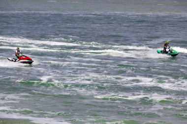 Belgesel yayın görüntü. Aşırı atlet rakip jet ski teknede