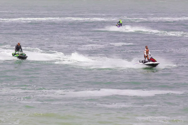 Belgesel yayın görüntü. Aşırı atlet rakip jet ski teknede — Stok fotoğraf