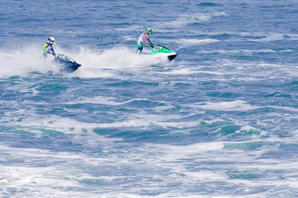 Belgesel yayın görüntü. Aşırı atlet rakip jet ski teknede — Stok fotoğraf