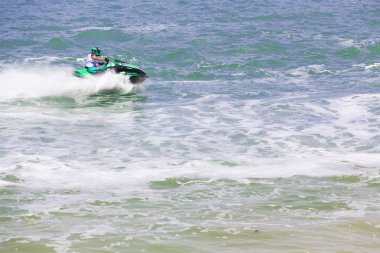 Belgesel yayın görüntü. Aşırı atlet rakip jet ski teknede