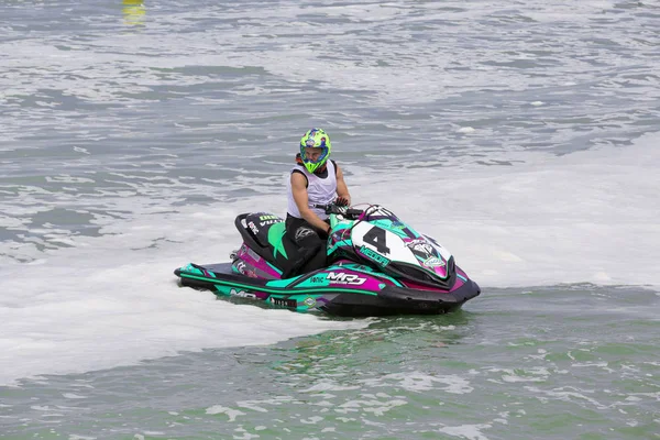 Belgesel yayın görüntü. Aşırı atlet rakip jet ski teknede