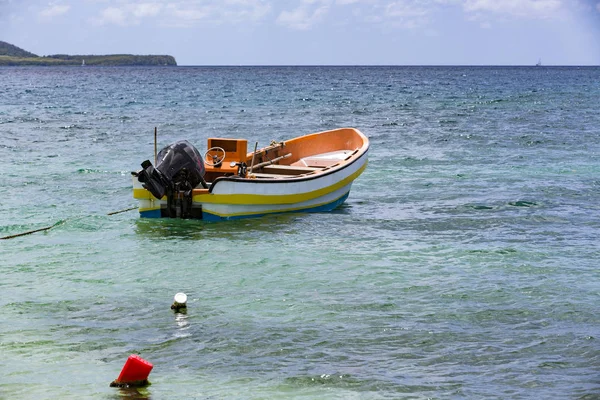 Цветная маленькая лодка в море — стоковое фото