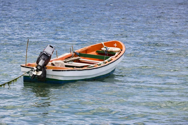 Petit bateau coloré sur la mer — Photo