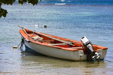 Deniz renkli küçük tekne