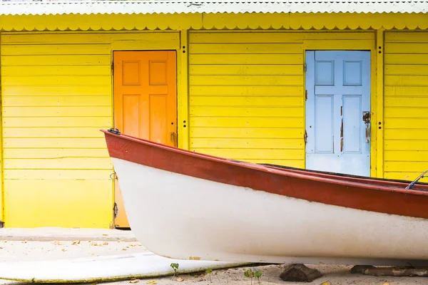 Casa caribeña colorida con barco — Foto de Stock