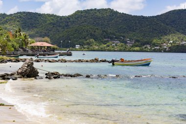 Açıklayıcı içerik görüntü. Tekne ile Karayip renkli ev