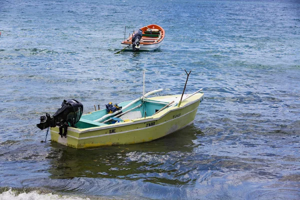 Imagem editorial ilustrativa. Casa colorida caribenha com barco — Fotografia de Stock