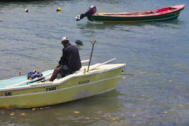 Belgesel yayın görüntü. Küçük ahşap teknede balıkçı