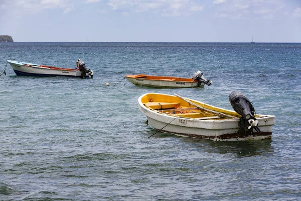 Иллюстративное редакционное изображение. Карибский красочный дом с лодкой — стоковое фото