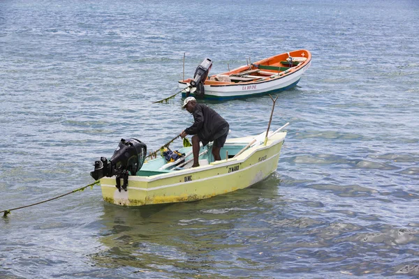 Документальное редакционное изображение. Рыбак на маленькой деревянной лодке — стоковое фото