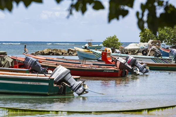 Illustratives Redaktionsbild. Karibik buntes Haus mit Boot — Stockfoto