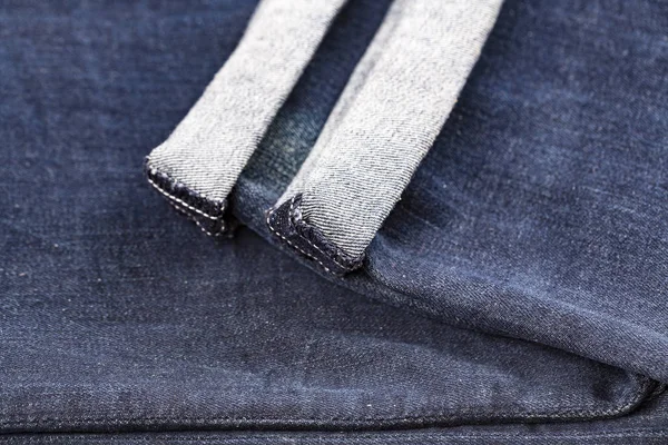 Calça jeans azul dobrado hemmed — Fotografia de Stock