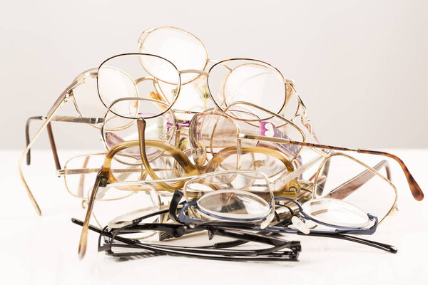 кучка очков для глаз

