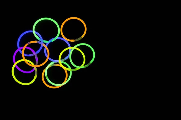 Parlaklık sopa floresan ışıkları ile yapılmış bilezikler