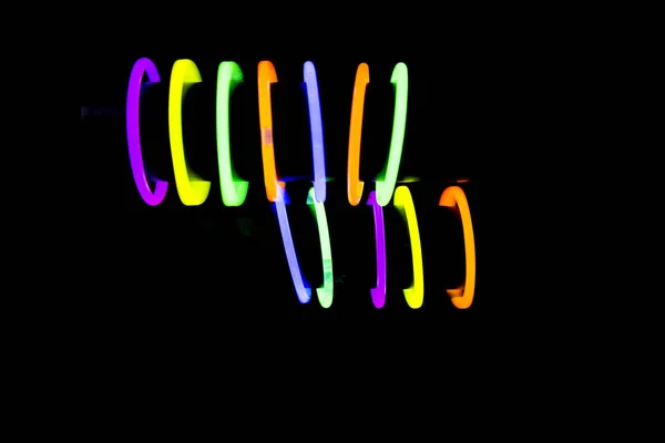 Pulseiras feitas com bastões de brilho luzes fluorescentes — Fotografia de Stock
