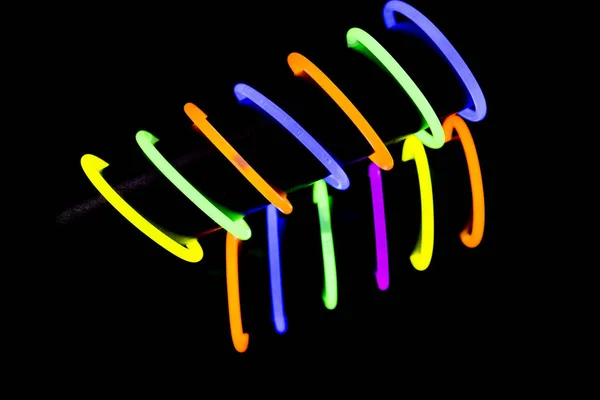 Pulseras hechas con varillas de brillo luces fluorescentes — Foto de Stock