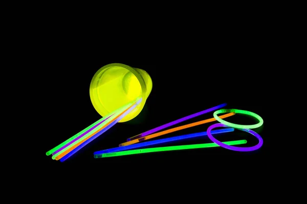 Gul färgad glasskärm välte med glow sticks lampor — Stockfoto