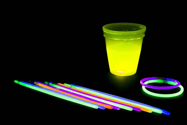 Keltainen fluoresoiva lasi hehku tikkuja valot — kuvapankkivalokuva