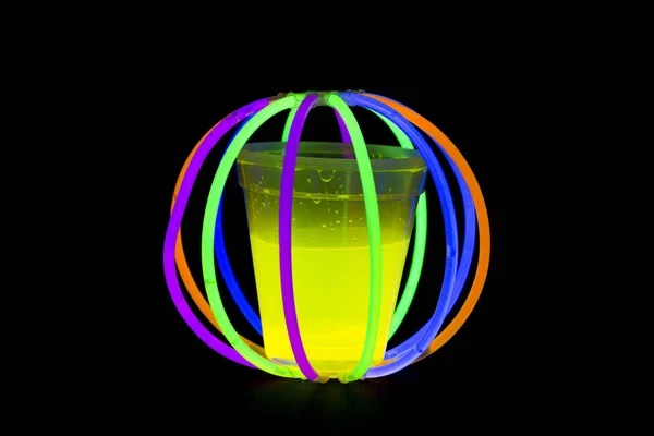 Gult färgad glasskärm med glöd pinnar lampor — Stockfoto