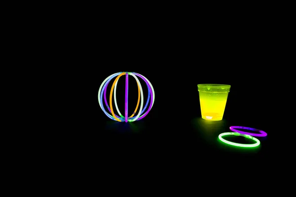 Geel gekleurde fluorescerend met glow sticks lichten — Stockfoto