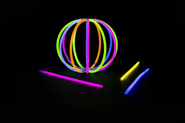 Balle avec bâtons lumineux lampes fluorescentes — Photo