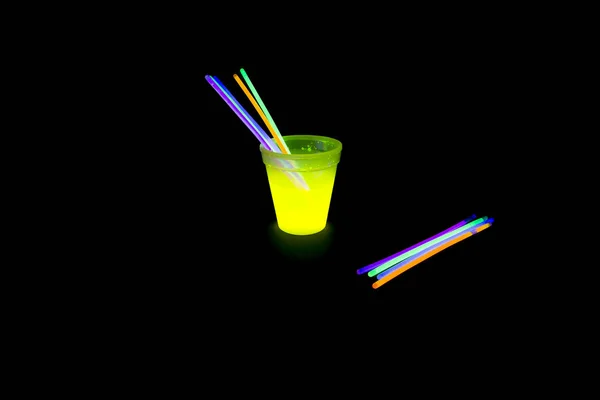 Geel gekleurde fluorescerend met glow sticks lichten — Stockfoto