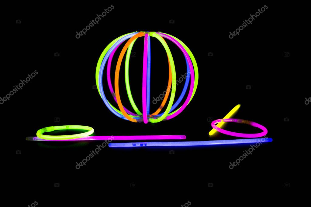 Palla con bastoncini luminosi luci fluorescenti - Foto Stock: Foto,  Immagini © CatherineL-Prod 157940600