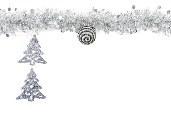 De zilveren slinger kerst grijs met zilveren bomen op witte achtergrond. — Stockfoto