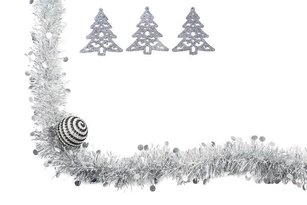 Guirlande d'argent gris Noël avec des arbres argentés sur fond blanc . — Photo