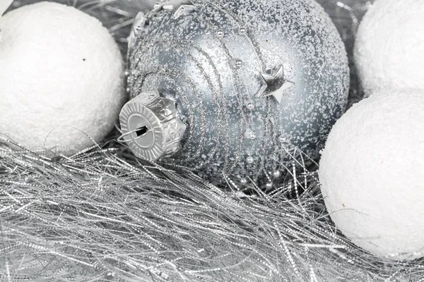 Stříbrná a bílá vánoční ozdoba zdobené koule zblízka — Stock fotografie
