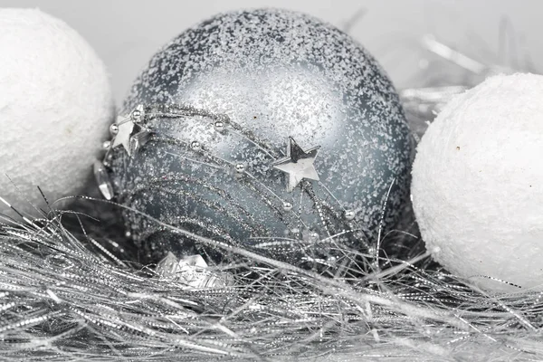 Plata y blanco adorno de Navidad bolas decoradas de cerca — Foto de Stock