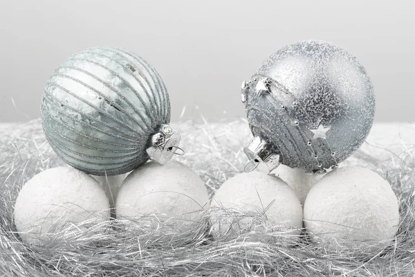 Plata y blanco adorno de Navidad bolas decoradas de cerca — Foto de Stock