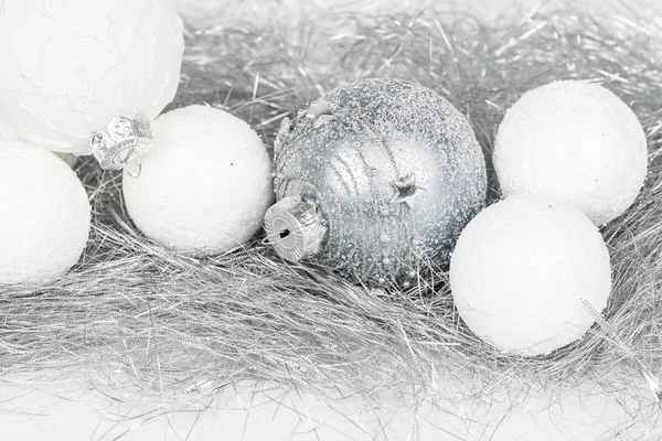 Silver och vit prydnad dekorerade julgranskulor närbild — Stockfoto