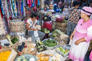 Belgesel yayın görüntü. Tipik Bali markette