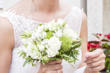 Yeşil ve beyaz buket tutan gelin