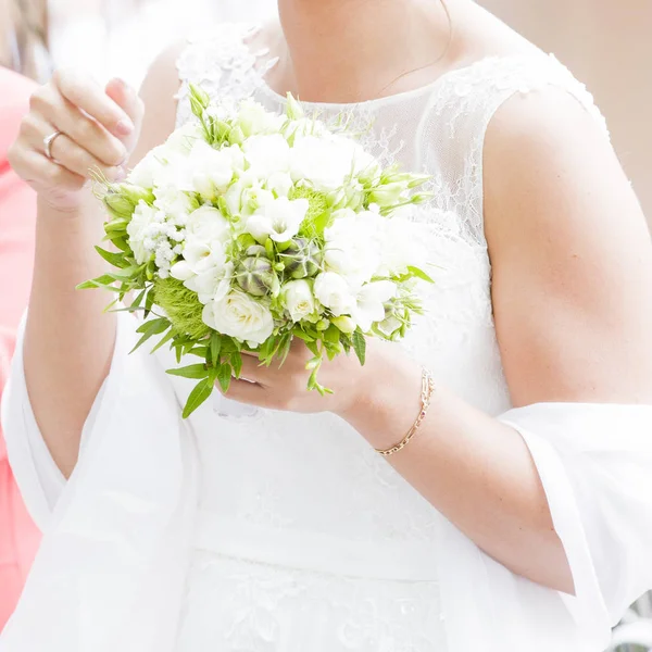 Noiva segurando buquê verde e branco — Fotografia de Stock
