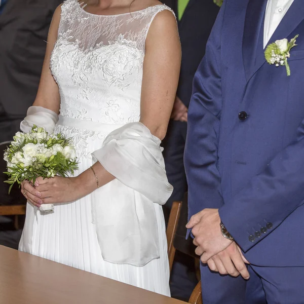 Çift beyaz gelin gelinlik ve bleue takım elbise — Stok fotoğraf