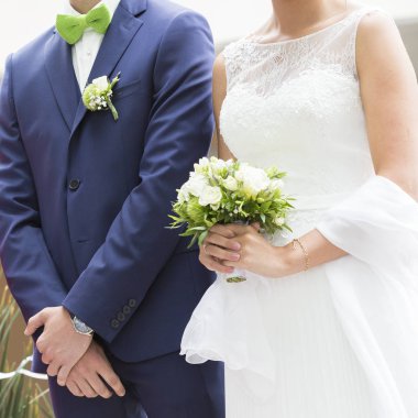 Çift beyaz gelin gelinlik ve bleue takım elbise