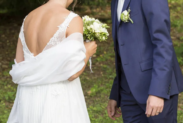 Çift beyaz gelin gelinlik ve bleue takım elbise