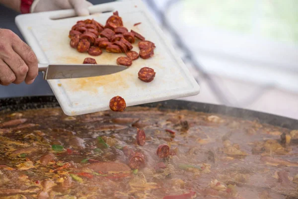 Tencere chorizo sosis sucuk paella jumbalaya koyar.