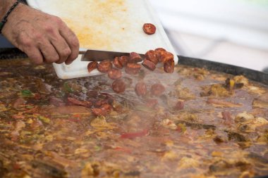 Tencere chorizo sosis sucuk paella jumbalaya koyar.