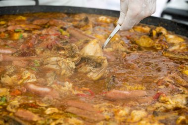 Jumbalaya yemek büyük paella tavada hareket Ocak