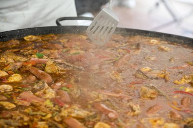 Jumbalaya yemek büyük paella tavada hareket Ocak