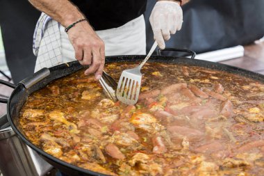 Jumbalaya yemek büyük paella tavada hareket Ocak
