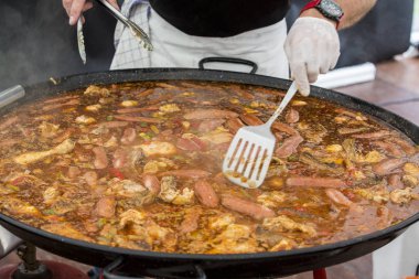 Jumbalaya yemek büyük paella tavada hareket Ocak