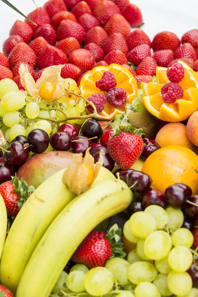 Ассортимент свежих фруктов в корзинах
