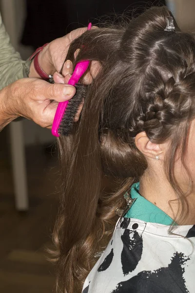 Hairdresser makes upper bun wedding hairstyle close-up — Stock Photo, Image